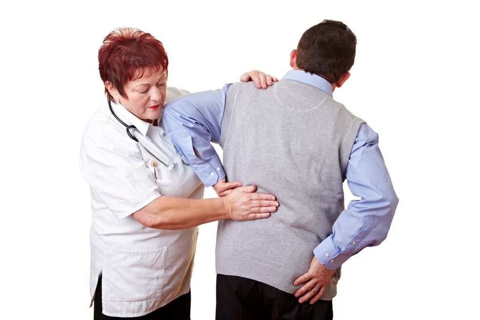лекарят преглежда гърба за болка