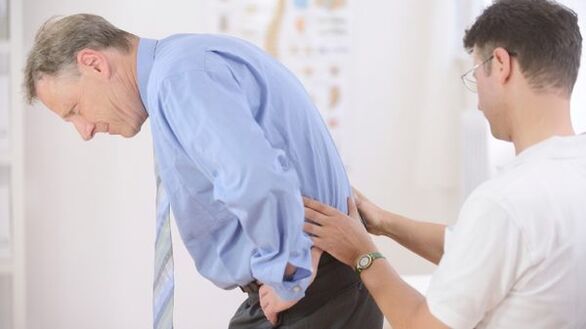посетете лекар за болки в гърба