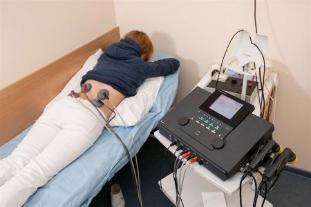 Електрофореза се назначава на пациенти за лечение на болки в кръста и вендузи на възпалителния процес